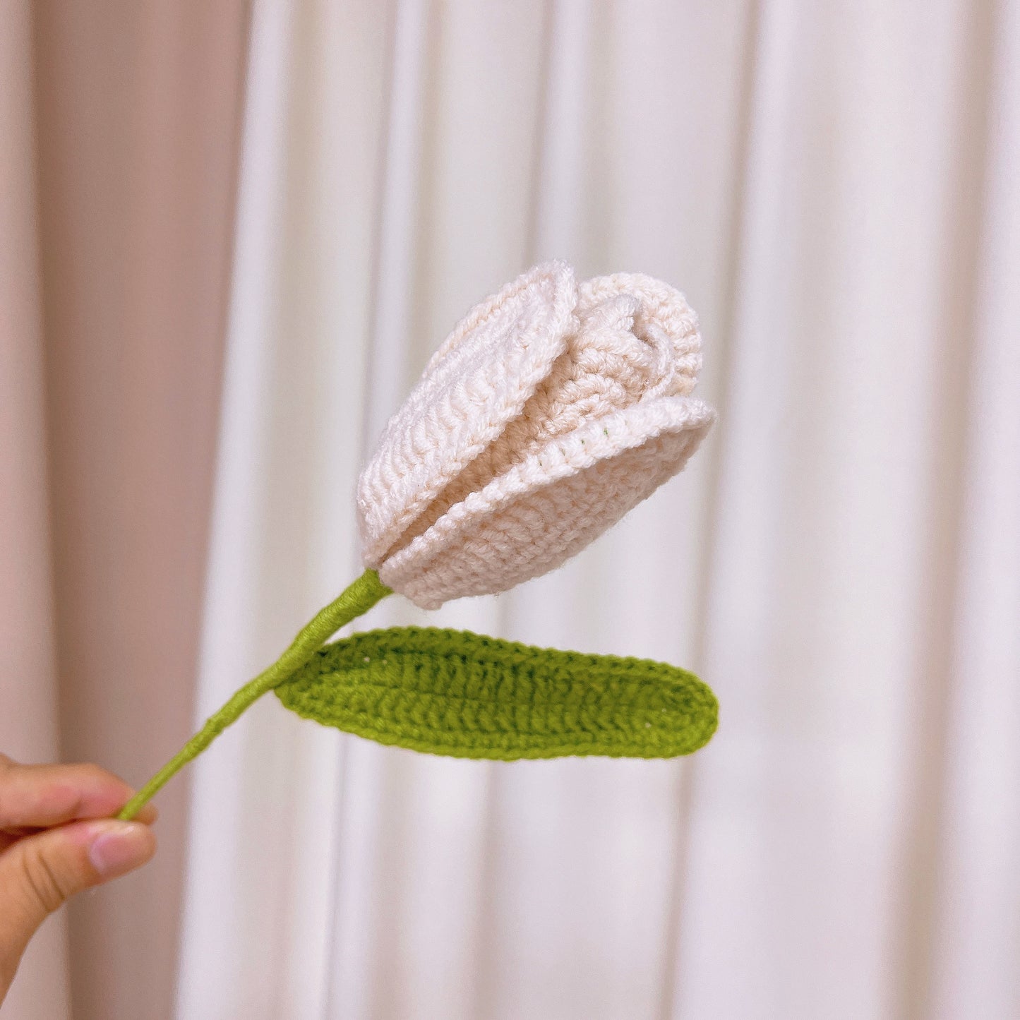 Ramalheira Feita à Mão em Cor Branco e Cinza - Tulipas, Margaridas e Embalagem em Forma de Espada