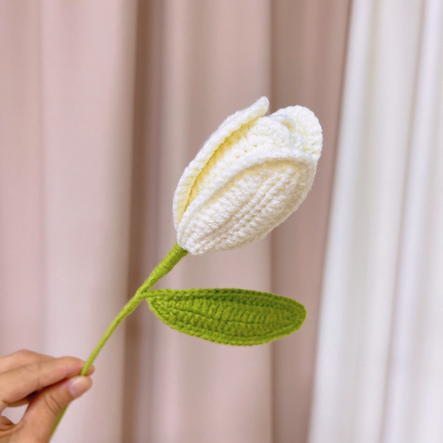 Ramalheira Feita à Mão em Cor Branco e Cinza - Tulipas, Margaridas e Embalagem em Forma de Espada
