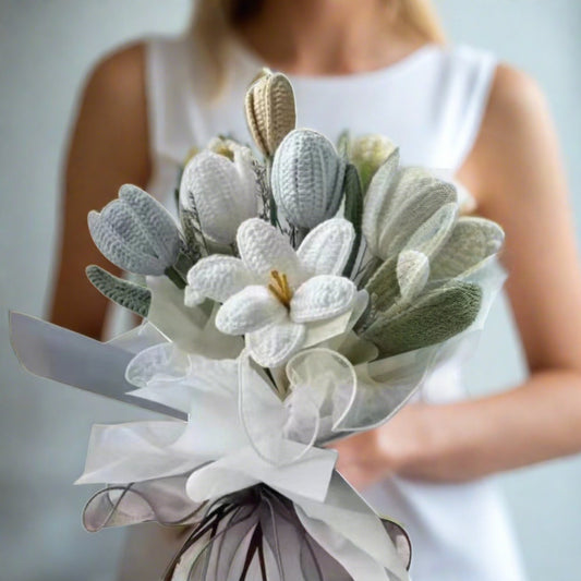 Ramalheira Feita à Mão em Cor Branco e Cinza - Tulipas, Margaridas e Embalagem em Forma de Espada