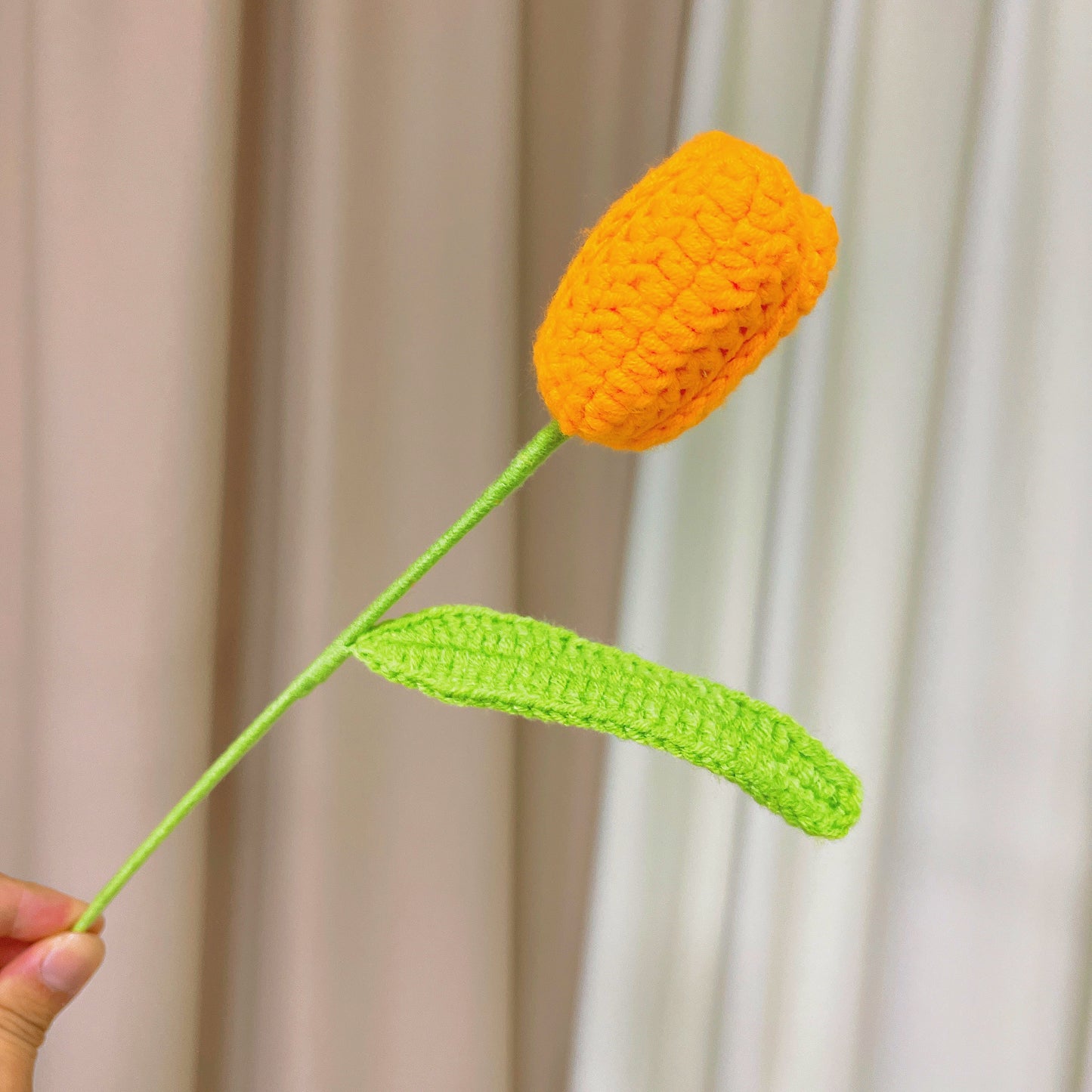 Buquê de flores crochê artesanal em tons vermelho e laranja - apresentando grandes rosas vermelhas, tulipas laranjas em pleno florescimento e ainda fechadas, minirosas vermelhas e laranjas, bolhas brancas e vermelhas, cravos vermelhos - perfeito para o Di