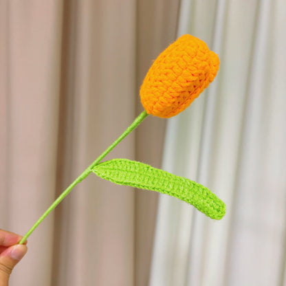 Buquê de flores crochê artesanal em tons vermelho e laranja - apresentando grandes rosas vermelhas, tulipas laranjas em pleno florescimento e ainda fechadas, minirosas vermelhas e laranjas, bolhas brancas e vermelhas, cravos vermelhos - perfeito para o Di