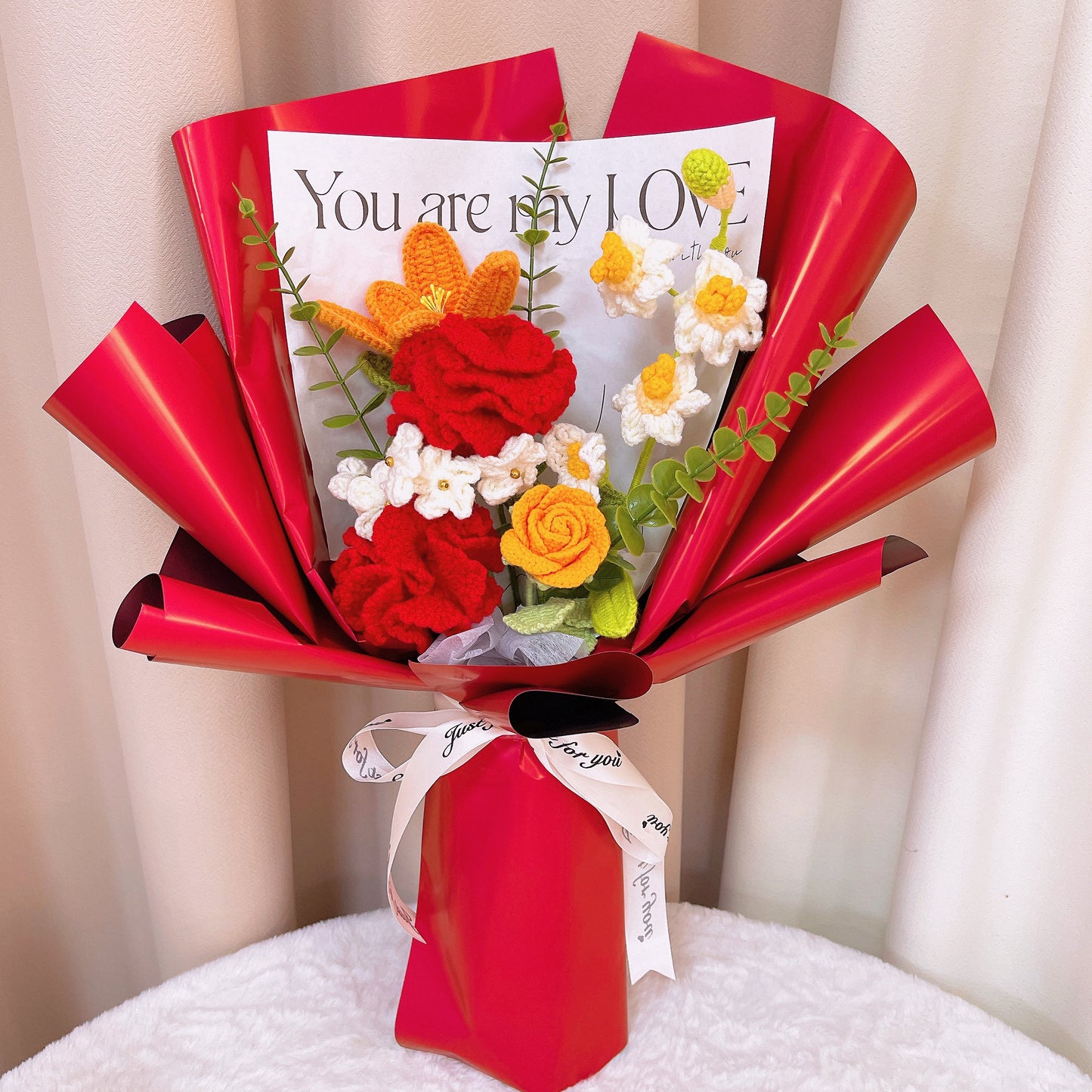 Mazzo Artigianale a Maglia di Fiori Rossi e Arancioni con Foglie di Eucalipto, Perfetto per Regali, Matrimoni ed Occasioni Speciali
