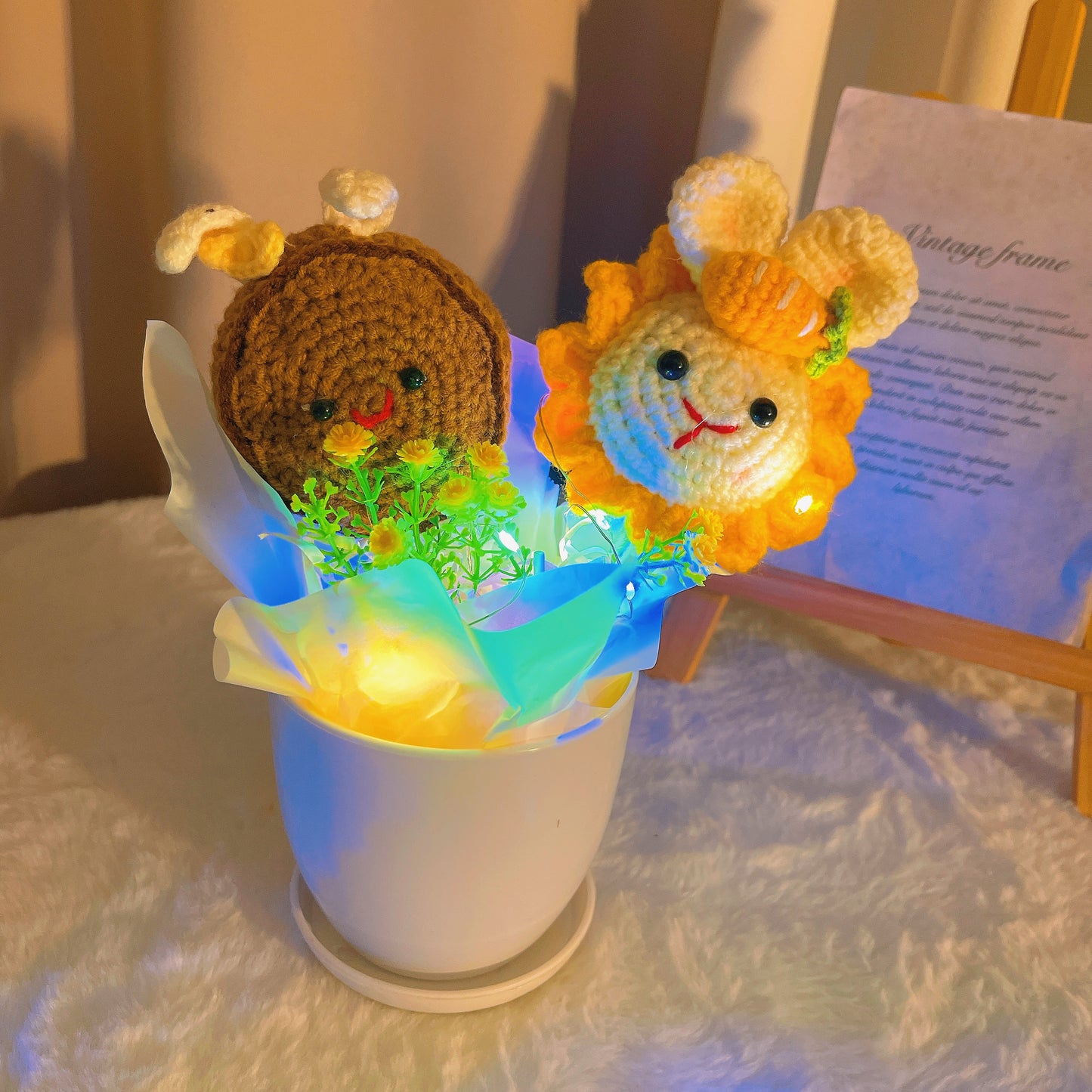 Handgefertigter gehäkelter Übertopf mit LED-Lichtern, Sonnenblumen-Hase und lila/braunem Hasen-Design – dekorativer Blumentopf für Haus, Garten, Einweihungsfeier, Muttertag