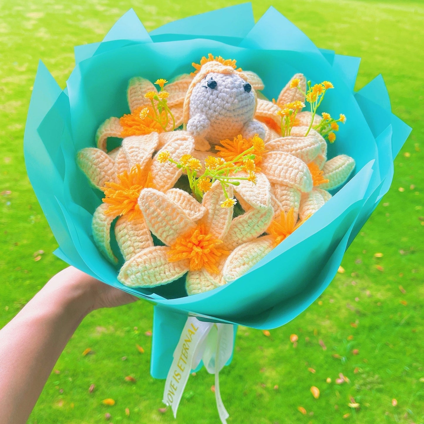 Mazzo di Fiori a Crochet Incantevole - Fiore di Narciso Giallo con Involucro Verde e Blu Tiffany Per gli Amanti del Teatro delle Performance di Balletto di Neverland Regalo per Lauree Compleanni Promozioni