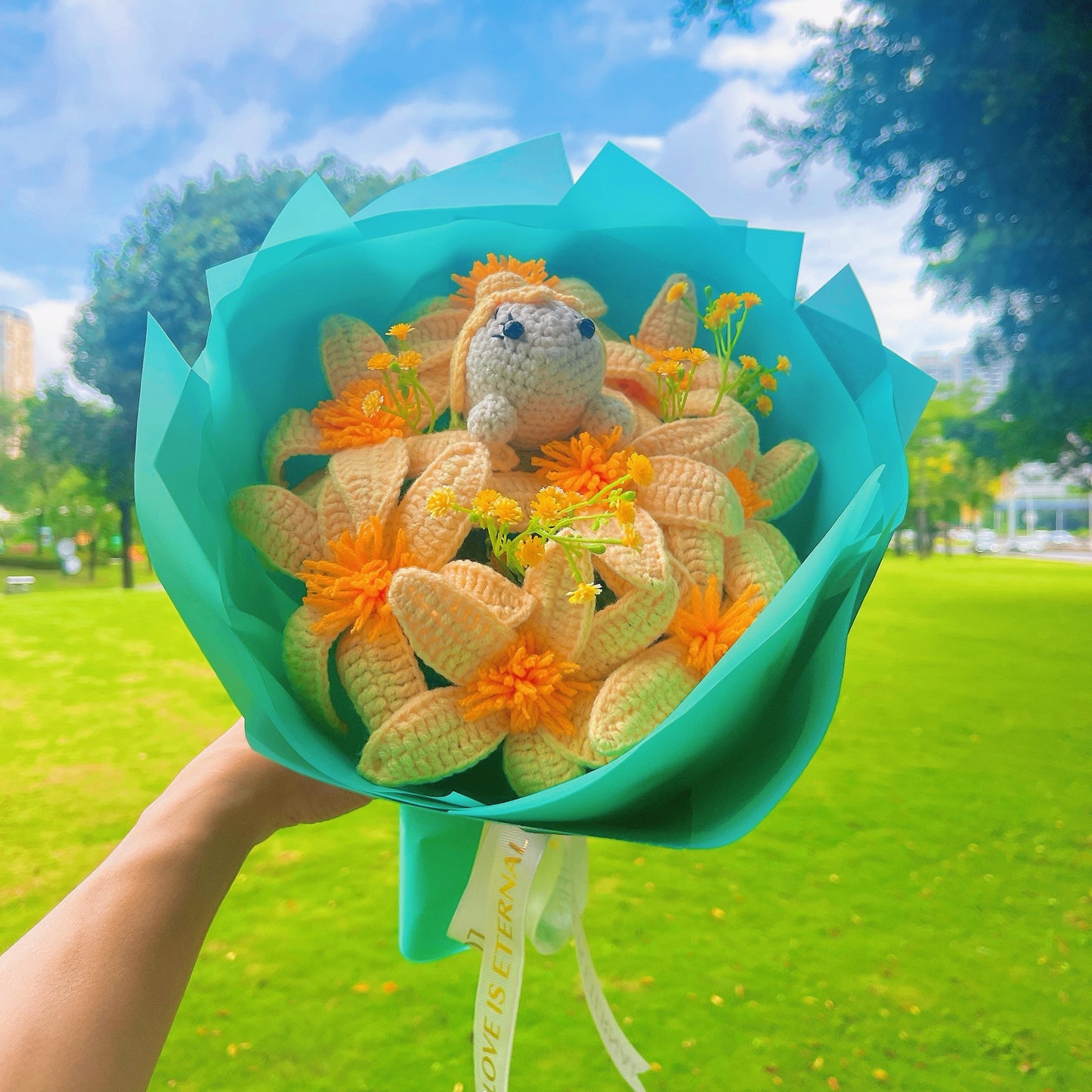 Mazzo di Fiori a Crochet Incantevole - Fiore di Narciso Giallo con Involucro Verde e Blu Tiffany Per gli Amanti del Teatro delle Performance di Balletto di Neverland Regalo per Lauree Compleanni Promozioni