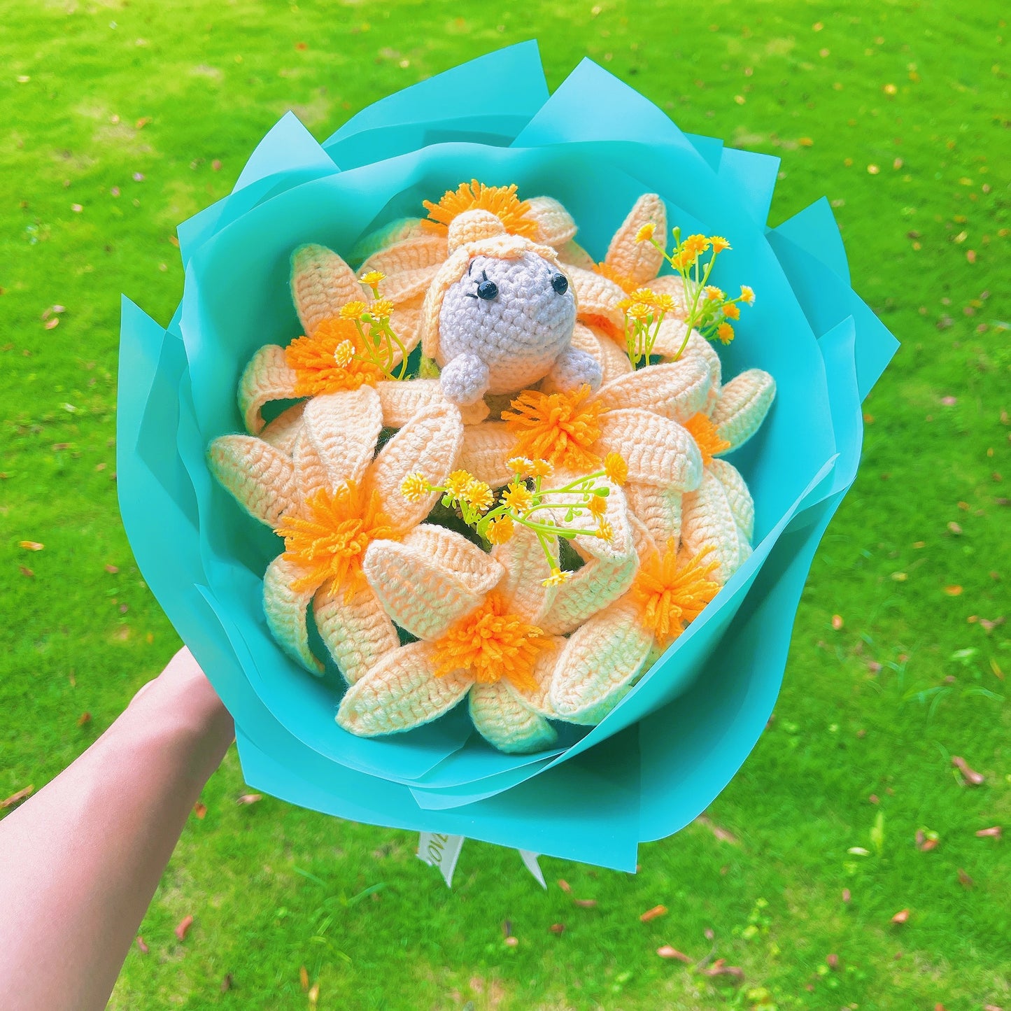 Mazzo di Fiori a Crochet Incantevole - Fiore di Narciso Giallo con Involucro Verde e Blu Tiffany Per gli Amanti del Teatro delle Performance di Balletto di Neverland Regalo per Lauree Compleanni Promozioni