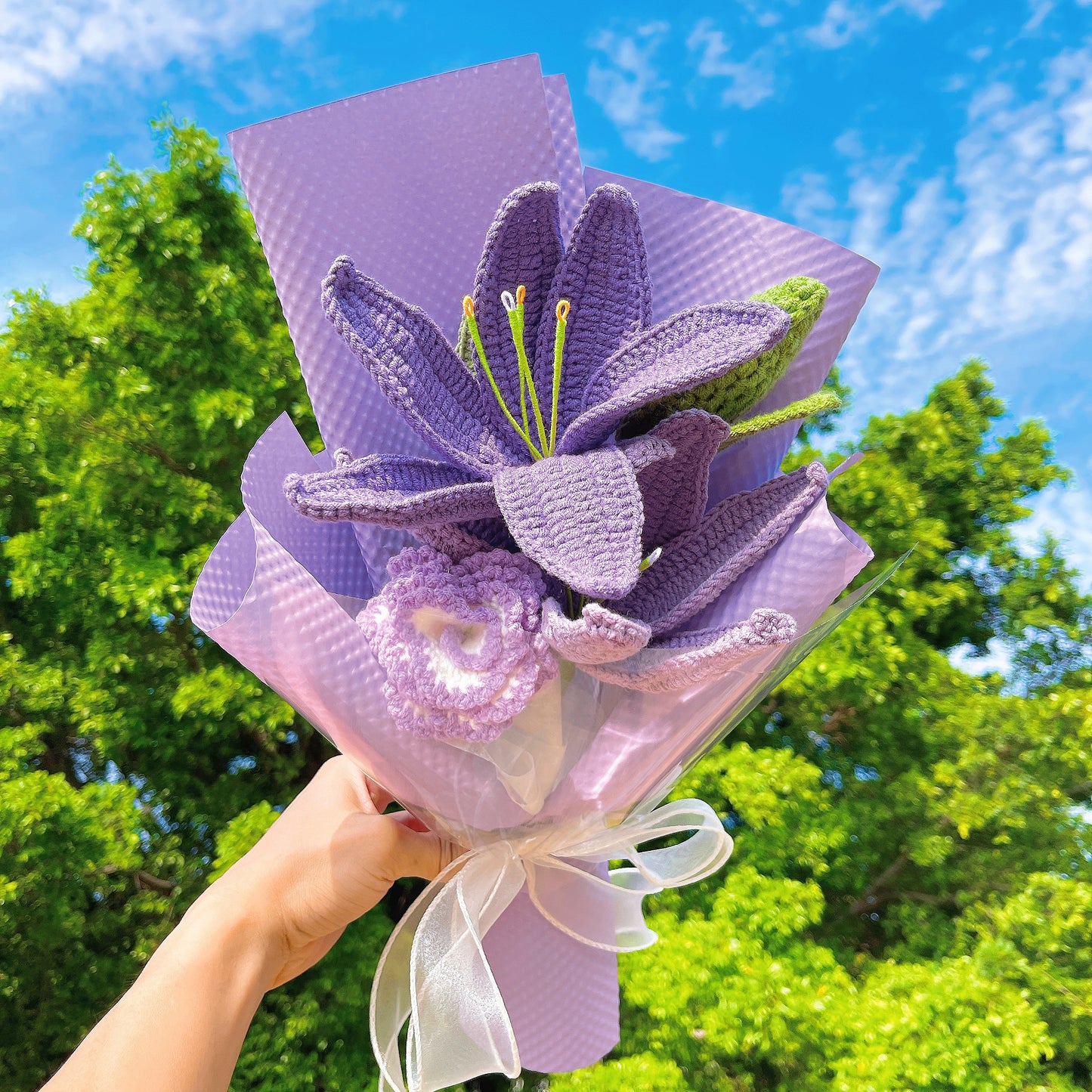Handgemachter gehäkelter Strauß aus lila Lilien und Rosen - Hypoallergene Option