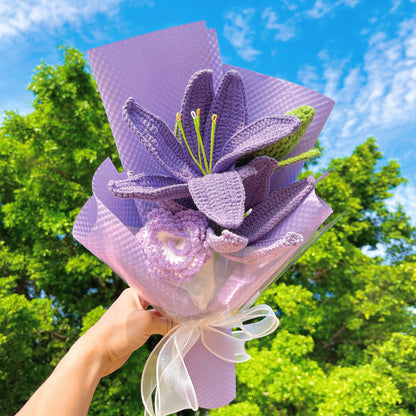Handgemachter gehäkelter Strauß aus lila Lilien und Rosen - Hypoallergene Option
