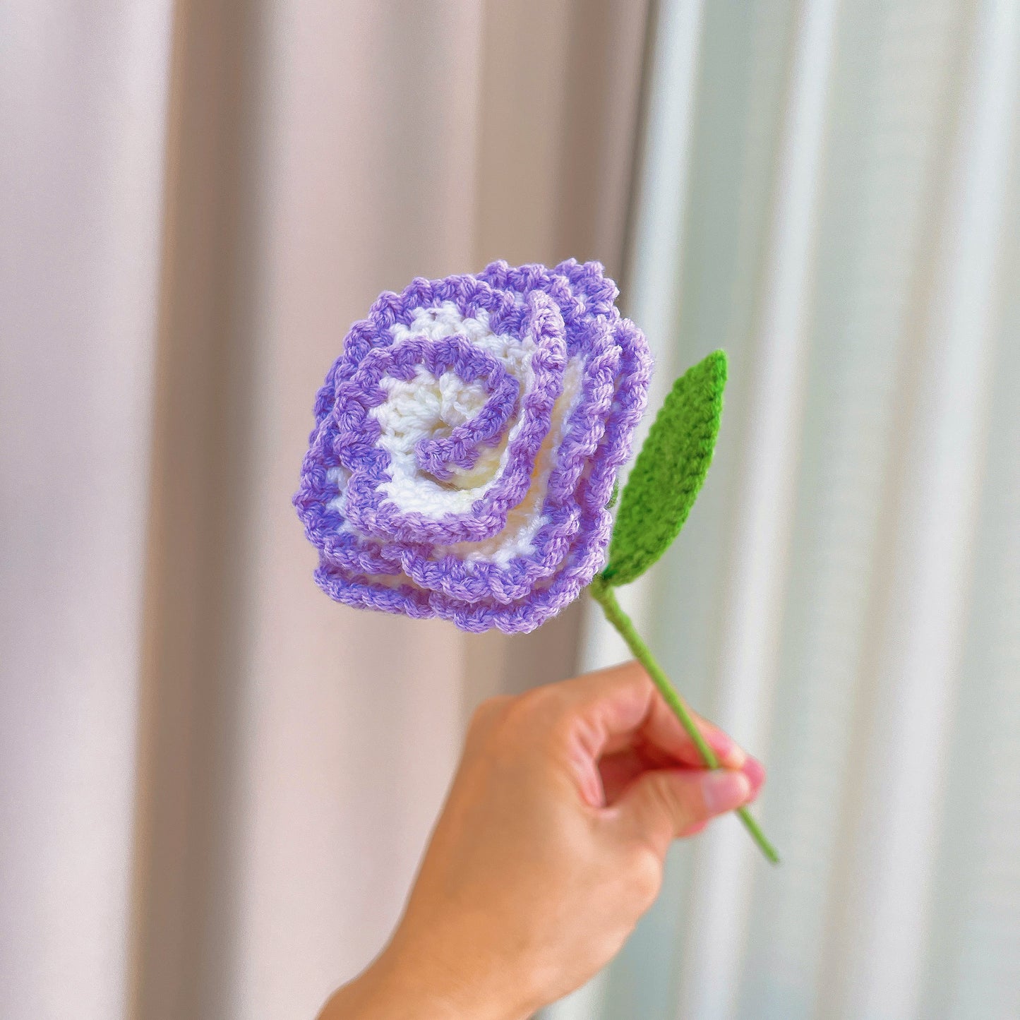 Handgemachter gehäkelter Strauß aus lila Lilien und Rosen - Hypoallergene Option