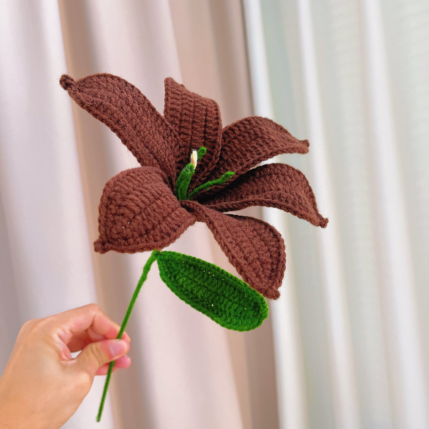 Bouquet de lys au crochet fait main de style vintage - Tons bruns, option hypoallergénique