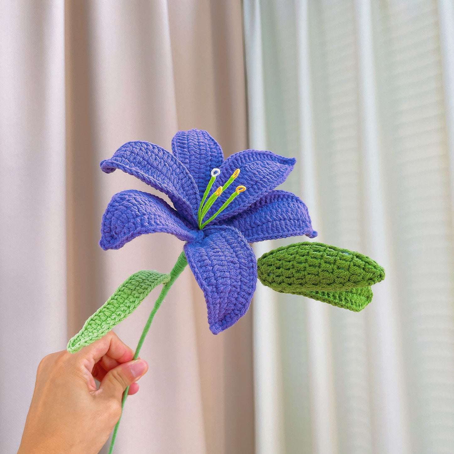 Handgemachter gehäkelter Strauß aus lila Lilien und Rosen - Hypoallergene Option