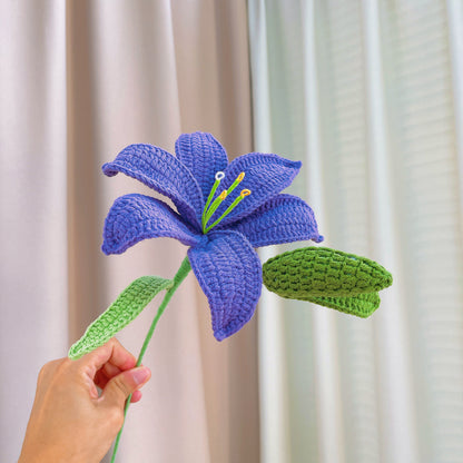 Handgemachter gehäkelter Strauß aus lila Lilien und Rosen - Hypoallergene Option