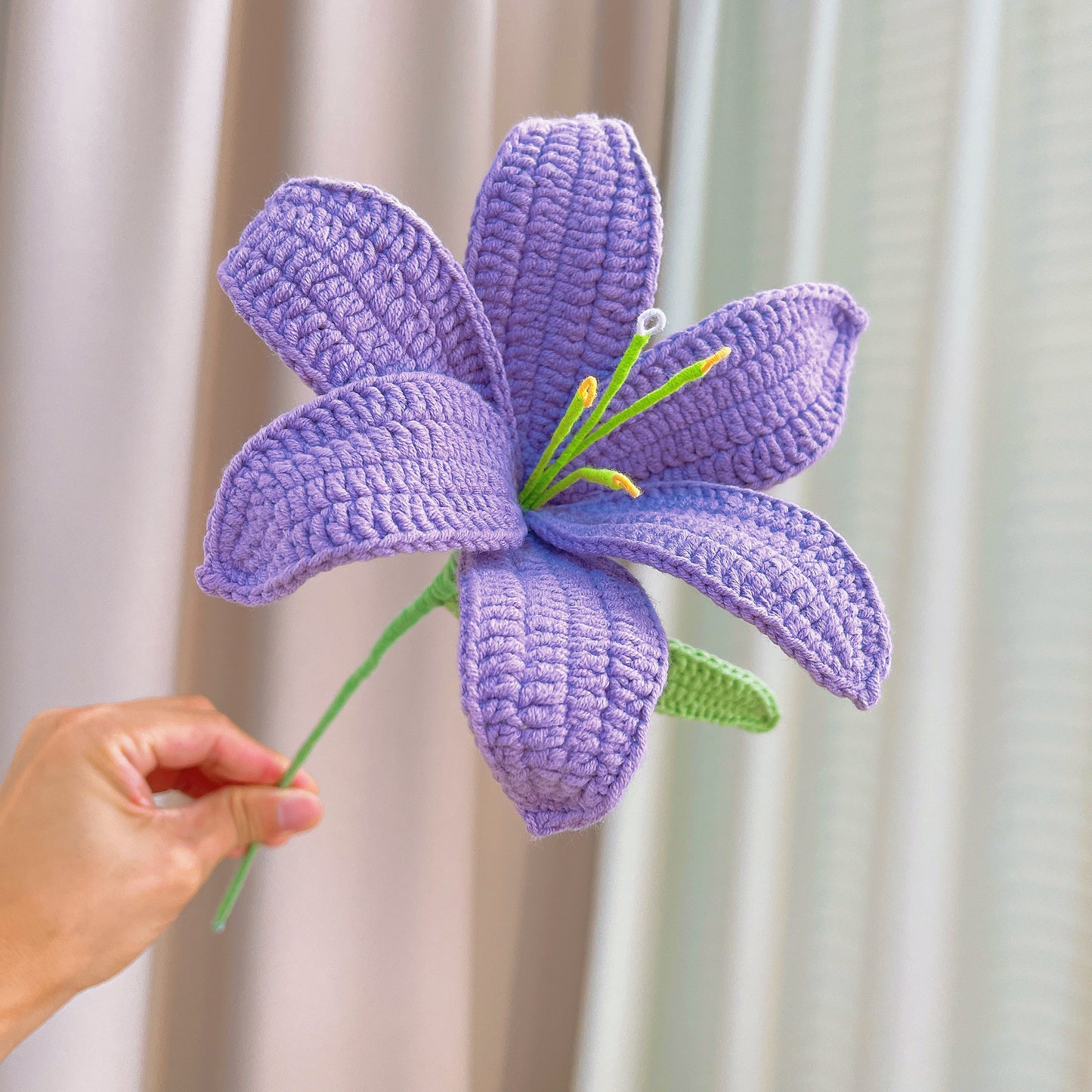 Handgemachter gehäkelter Strauß aus lila Lilien und Rosen - Hypoallergene Option