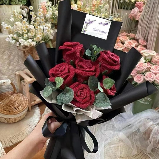 Buquê Floral de 6 Rosas Borgonha Crochê - Clássico Artesanal Preto e Vermelho, Eucalipto e Fogo-de-Santa - Perfeito para Presentes, Casamentos, Aniversários de Proposta