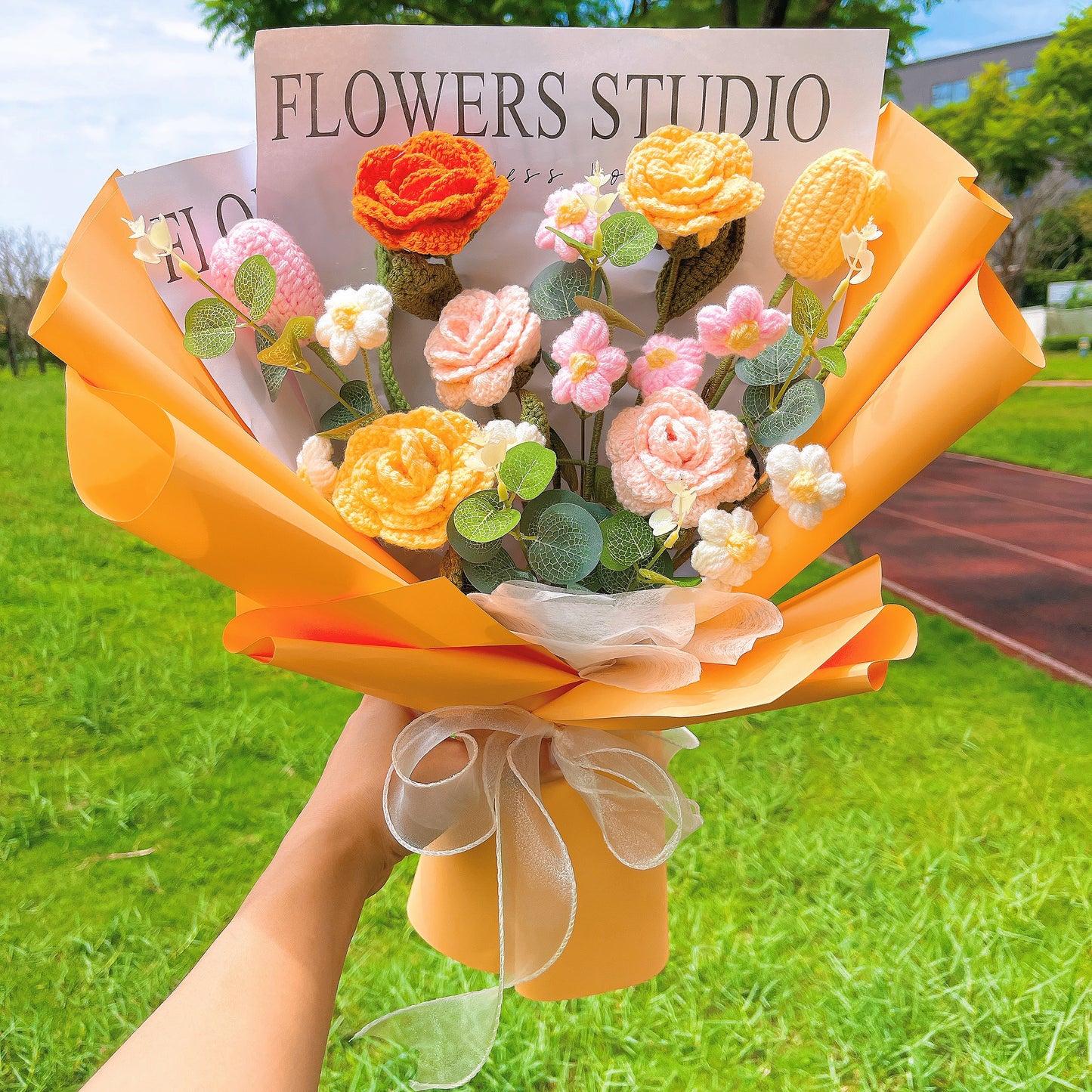 Bouquet de sérénade ensoleillée au crochet fait à la main avec des bouffées et des tulipes - Magnifique cadeau pour des occasions spéciales