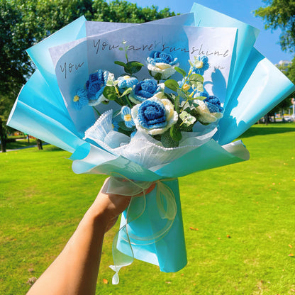 Roses bleues au crochet faites à la main et bouquet de fleurs soufflées