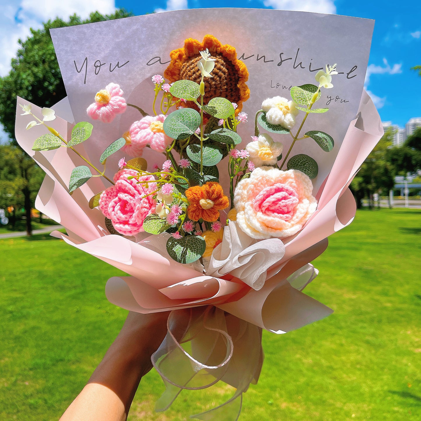 Arrangiamento di bouquet di girasoli a crochet fatto a mano con rose, crema e foglie di denaro con soffio di bambino – Regalo perfetto adatto alle persone con allergie per compleanni, anniversari e auguri di guarigione – Disponibile con imballaggio rosa, 