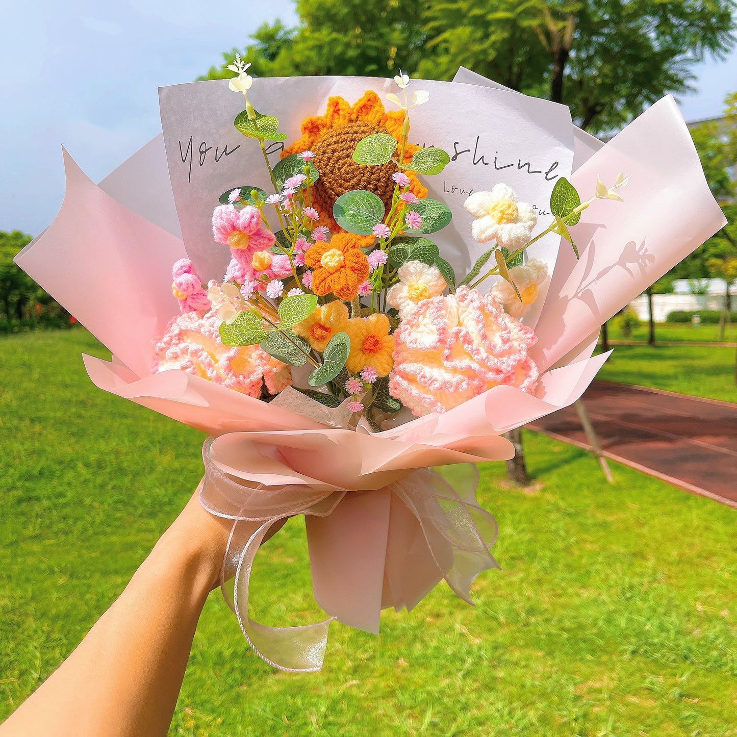 Bouquet de tournesols, d'œillets et de bouffées de douce sérénité au crochet fait à la main - Cadeaux magnifiques pour toute occasion