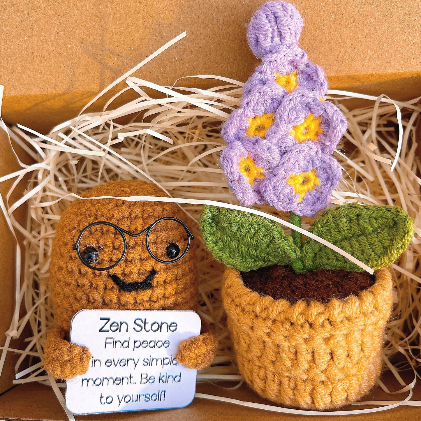 Pierre de bonheur au crochet avec texte personnalisé et pot fleuri - Cadeau de bien-être en pierre positive de soutien émotionnel