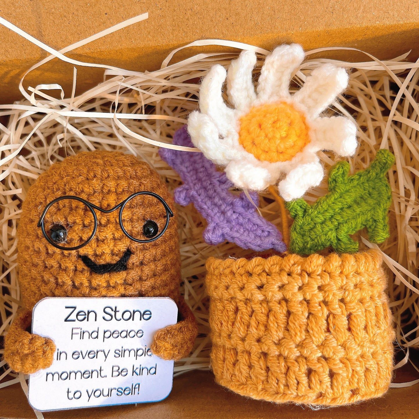 Pierre de bonheur au crochet avec texte personnalisé et pot fleuri - Cadeau de bien-être en pierre positive de soutien émotionnel