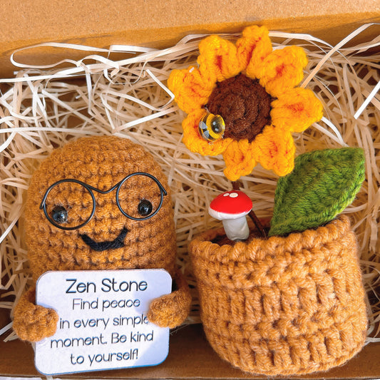 Pedra da Felicidade Feita à Mão em Crochê com Potinho Florido (Texto Personalizado Disponível) - presente de bem-estar, pedra positiva de apoio emocional