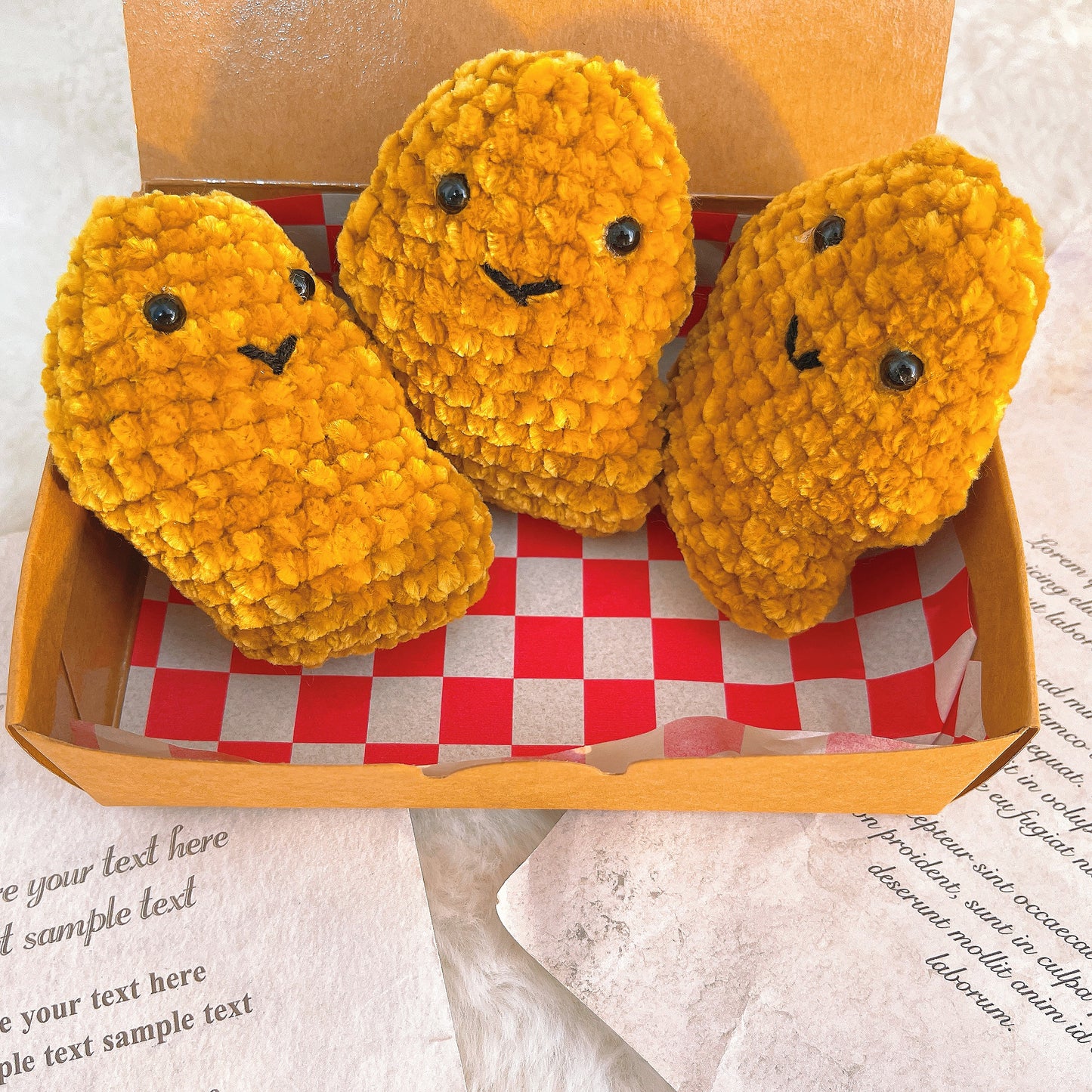 Ensemble de 3 pépites de poulet positives faites à la main - 3 pépites de poulet en peluche au crochet dans une boîte à emporter avec carte personnalisable - Cadeau amusant unique pour les anniversaires, les vacances et les moments de joie