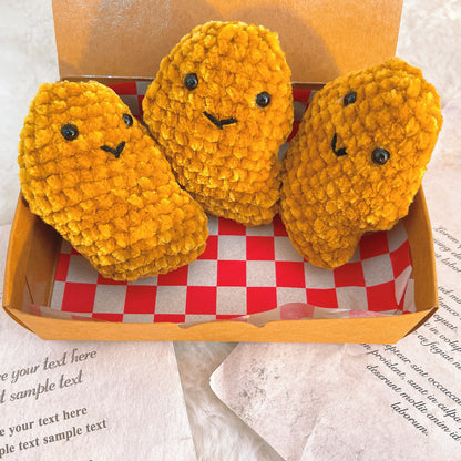 Ensemble de 3 pépites de poulet positives faites à la main - 3 pépites de poulet en peluche au crochet dans une boîte à emporter avec carte personnalisable - Cadeau amusant unique pour les anniversaires, les vacances et les moments de joie