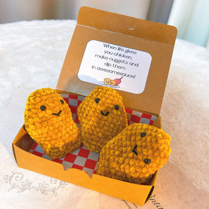 Ensemble de 3 pépites de poulet positives faites à la main - 3 pépites de poulet en peluche au crochet dans une boîte à emporter avec carte personnalisable - Cadeau amusant unique pour les anniversaires, les vacances et les moments de joie