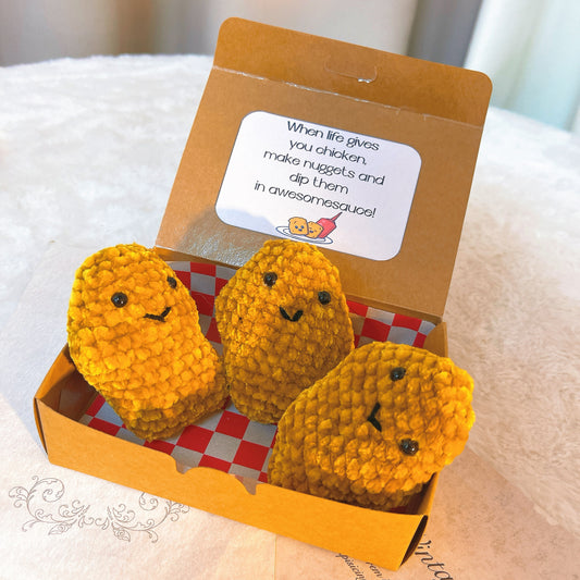 Ensemble de 3 pépites de poulet positives faites à la main - 3 pépites de poulet en peluche au crochet dans une boîte à emporter avec carte personnalisable - Cadeau amusant unique pour les anniversaires, les vacances et les moments de joie