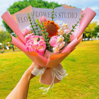 Handgefertigter gehäkelter Blumenstrauß aus Rosen, Tulpen, Sonnenblumen, Gänseblümchen und Nelken – Hübsches Rosa