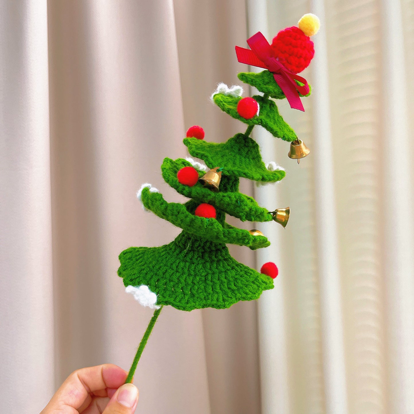 Bouquet de fleurs et d'anges au crochet sur le thème de Noël en laine d'agneau rouge - Arrangement de seau festif fait à la main avec carte personnalisable | Décoration lumineuse LED | Parfait pour les cadeaux de vacances et la décoration de la maison