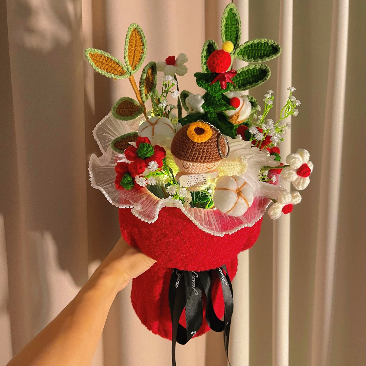 Bouquet de fleurs et d'anges au crochet sur le thème de Noël en laine d'agneau rouge - Arrangement de seau festif fait à la main avec carte personnalisable | Décoration lumineuse LED | Parfait pour les cadeaux de vacances et la décoration de la maison