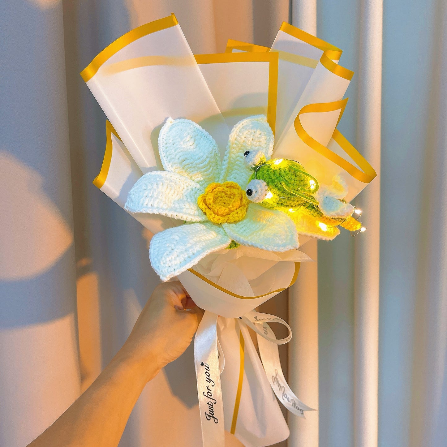 Mazzo a Crochet con Fiore di Loto, Libellule e Rosa Bianca Gigante - Regalo di Principessa Rana per Decorazione di Casa, Matrimoni, Raggio Verde