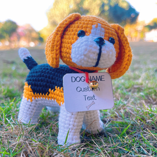 Figurine Beagle au crochet avec étiquette nominative personnalisable - Adorable chiot Beagle Tony de couleurs mélangées fait à la main avec cloche - Cadeau parfait pour les amoureux des chiens, les anniversaires et la décoration intérieure
