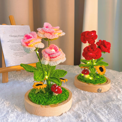 Handgefertigte verzauberte gehäkelte Rosenlaterne mit Glasschirm, Holzsockel und Batteriebetrieb – Valentinstag-Geburtstagsgeschenk