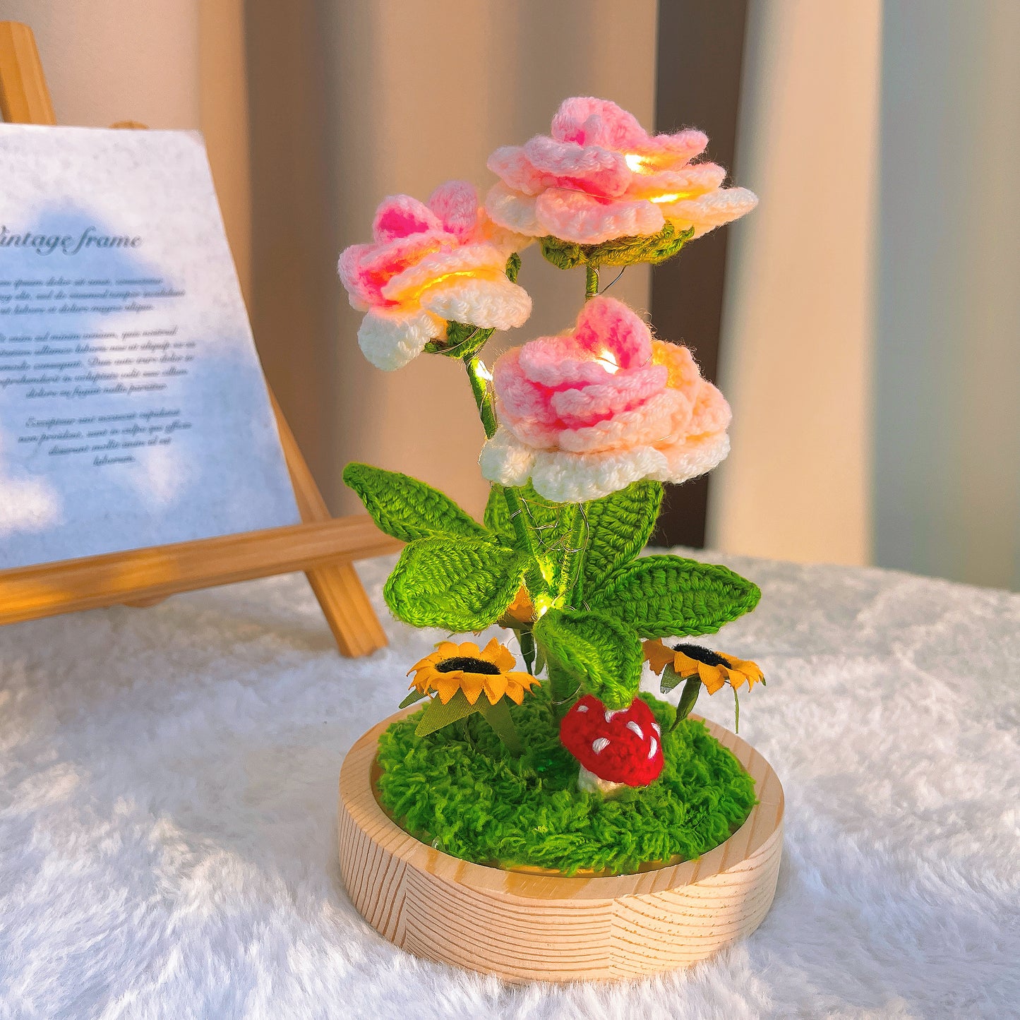 Handgefertigte verzauberte gehäkelte Rosenlaterne mit Glasschirm, Holzsockel und Batteriebetrieb – Valentinstag-Geburtstagsgeschenk