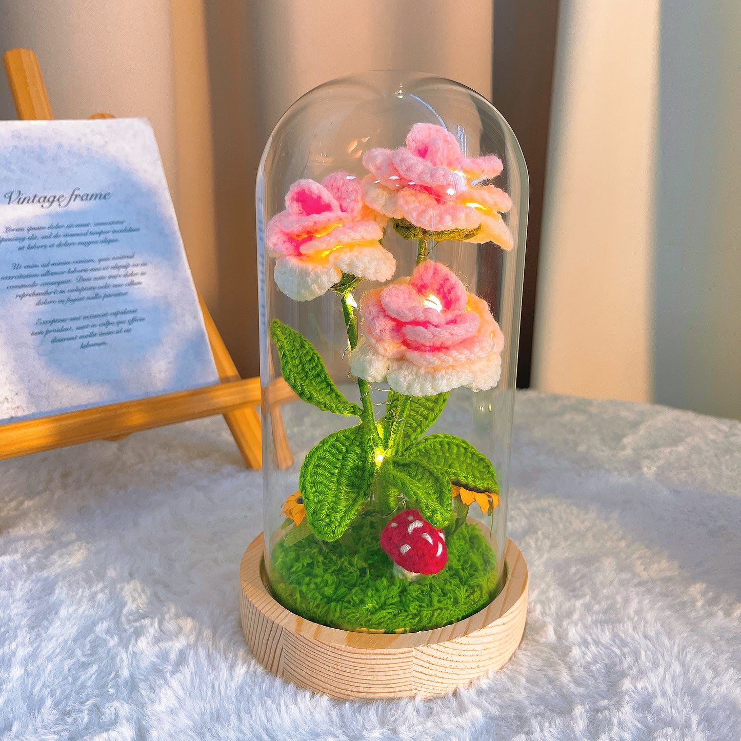 Handgefertigte verzauberte gehäkelte Rosenlaterne mit Glasschirm, Holzsockel und Batteriebetrieb – Valentinstag-Geburtstagsgeschenk