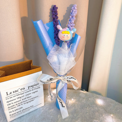 Buquê de Crochê Artesanal do Zodíaco Gêmeos - Flores de Lavanda com Bonecos Gêmeos - Presente Floral Hipoalergénico para Aniversários, Casamentos