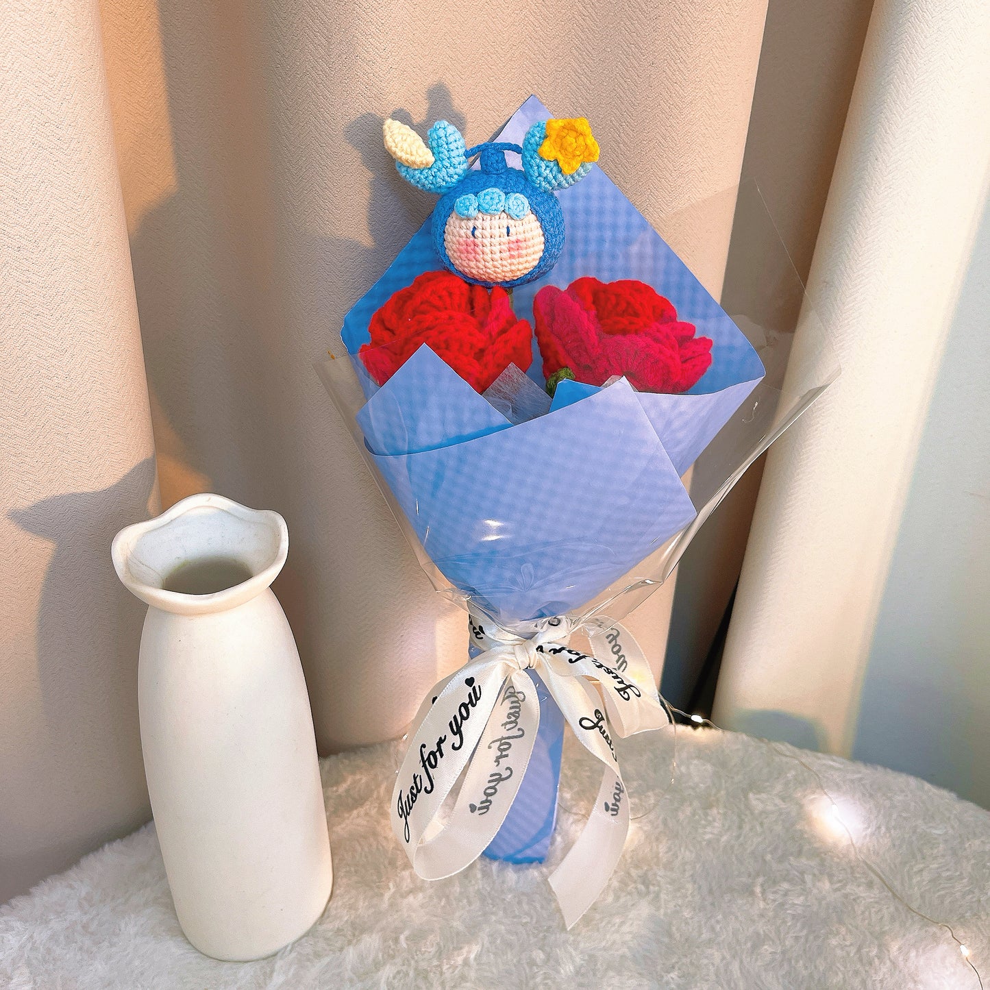 手作りかぎ針編み 天秤座に贈る手編みブーケ「調和の花束」｜赤いバラと星座ドール｜誕生日・記念日に 永遠の贈り物 花粉症対策・アレルギー対応