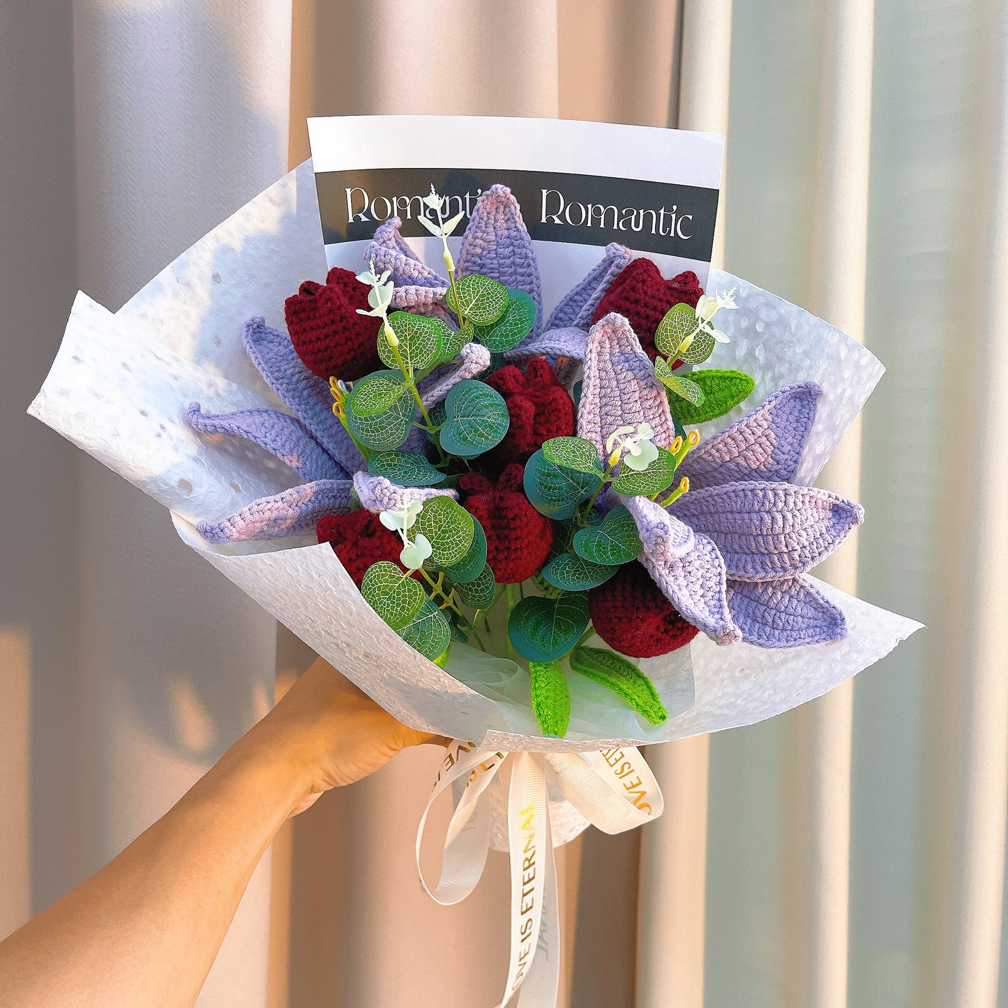 Buquê de Flores em Crochê "Elegância Eterna" - Lírios Roxos e Tulipas Borgonha Artesanais - Presente Hipoalergénico para Visitas a Hospitais | Ideal para Casamentos, Aniversários, Aniversários de Namoro/Casamento e Decoração de Casa