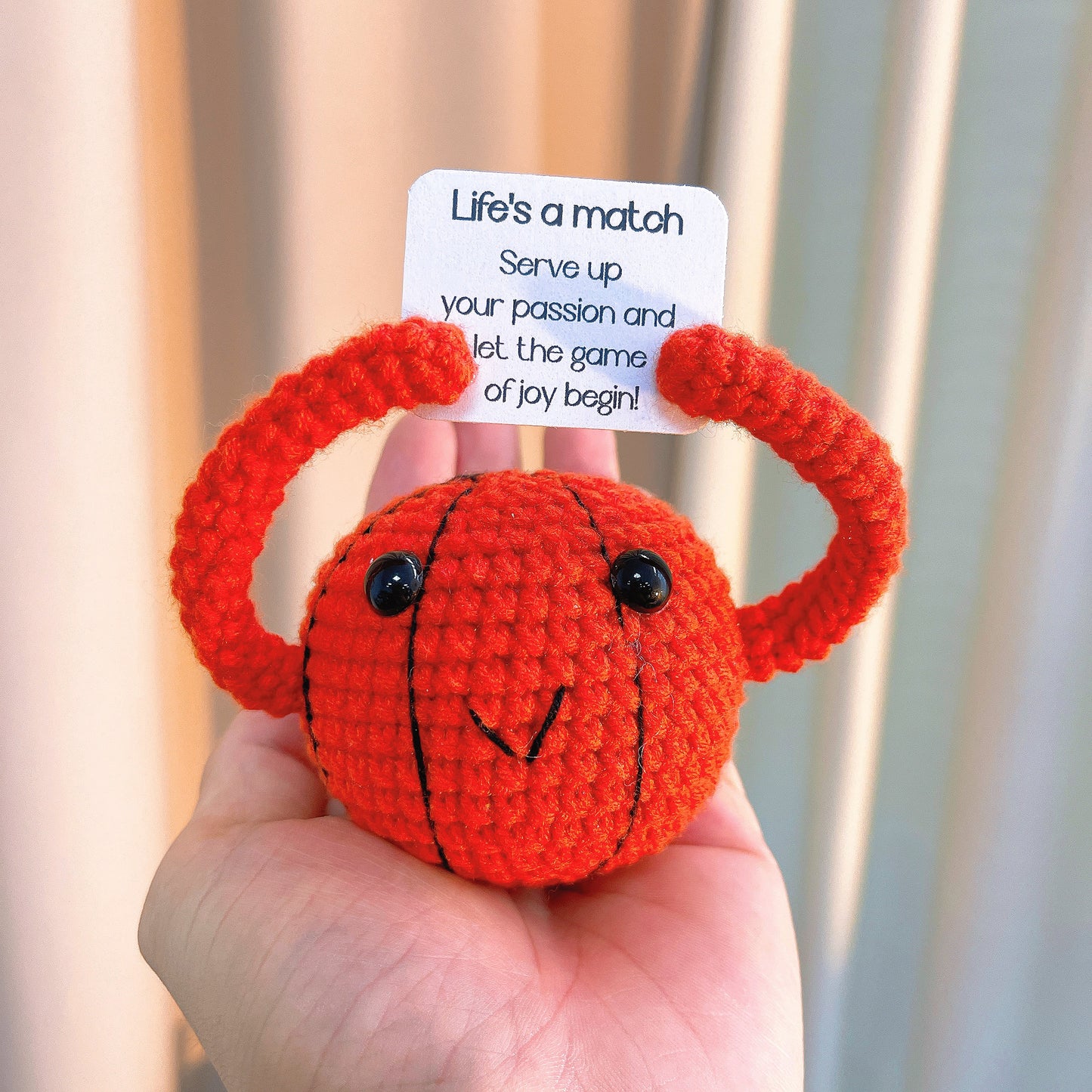 Porte-clés en forme de ballon de sport fait à la main au crochet - Basketball, Baseball, Football, Tennis - Cadeau personnalisable avec message inspirant - Parfait pour les amateurs de sport, les anniversaires, les vacances et les occasions spéciales