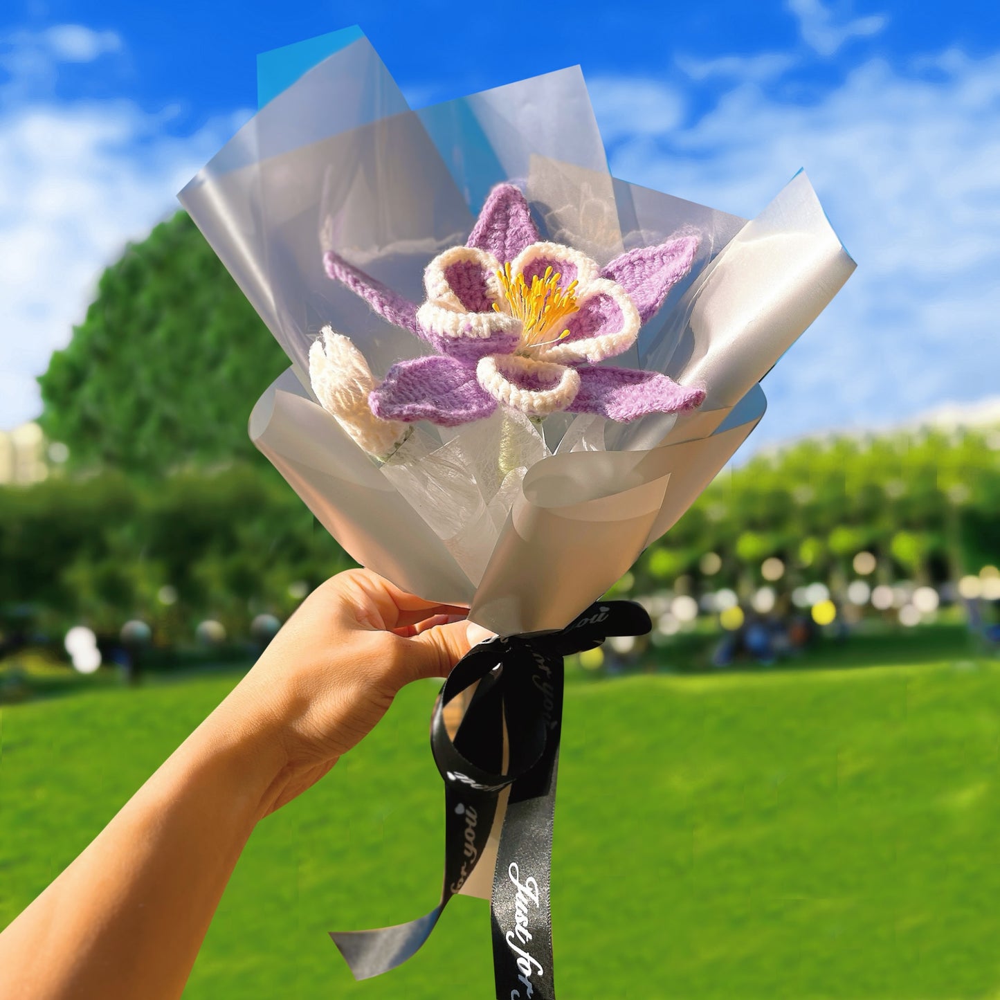 Mazzo artigianale di violette purpuree dedicato al mese di nascita di febbraio - pronto per regalare come composizione floreale per compleanni