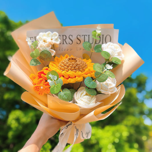 Bouquet d'amour et de nouveaux départs - Tournesol, roses blanches, myosotis, plante à monnaie - Cadeau au crochet fait main hypoallergénique pour mariages, anniversaires, anniversaires, décoration intérieure