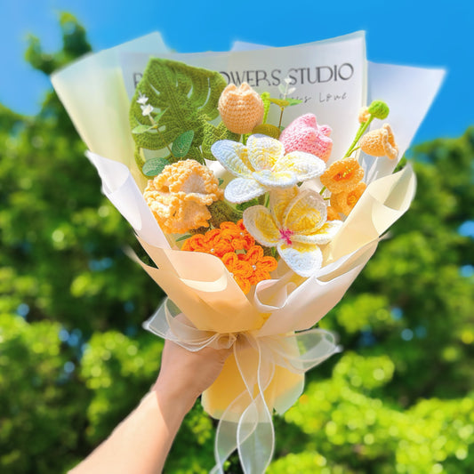 Bouquet de force et de joie - Monstera tropical, grosses tulipes non ouvertes, œillets, muguet, myosotis et plumeria - Cadeau au crochet fait main hypoallergénique parfait pour les anniversaires, les anniversaires et les mariages