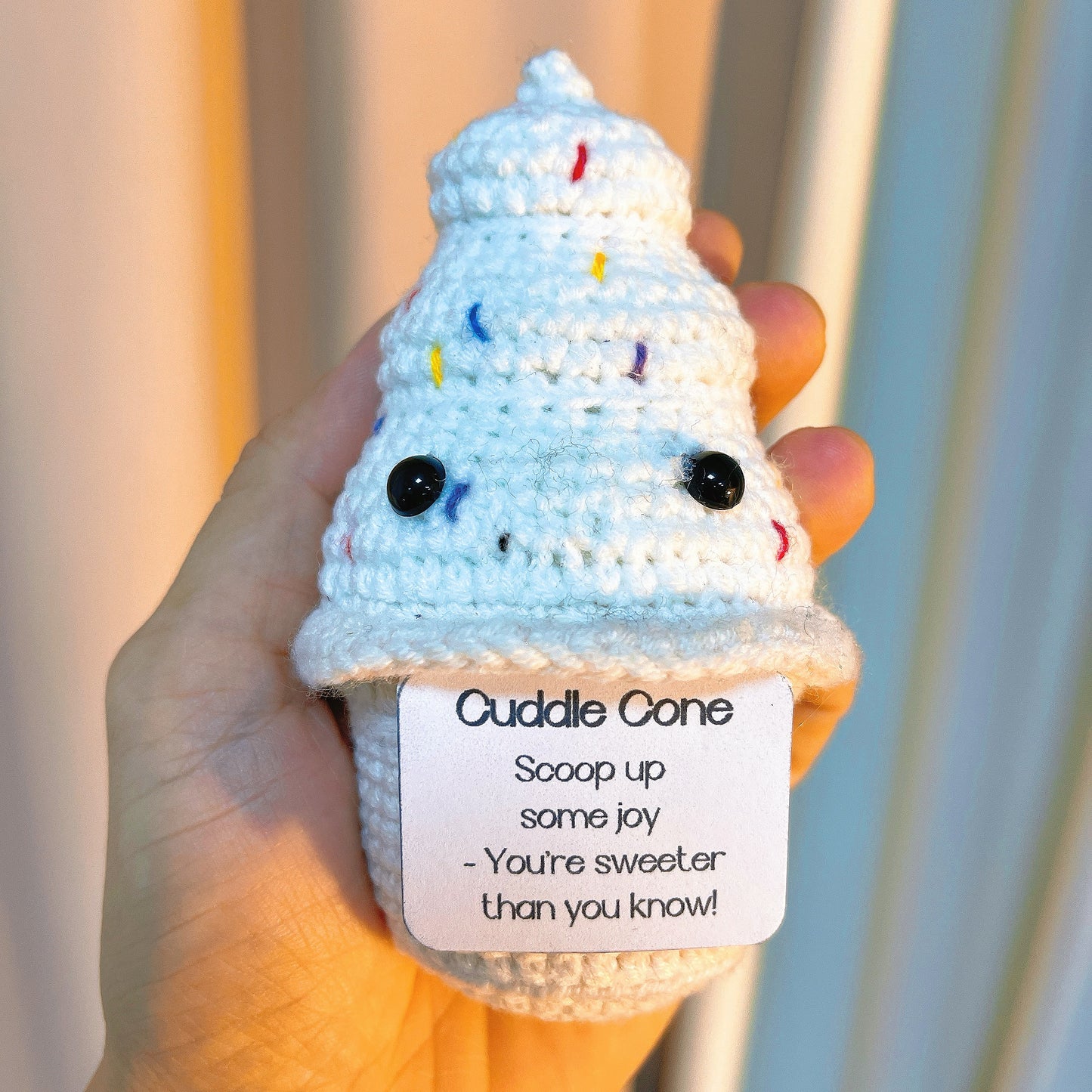 Peluche de glace artisanale avec carte personnalisable - Crème fouettée colorée - Décoration d'intérieur mignonne pour les anniversaires, les célébrations et les amateurs de friandises positives et encourageantes