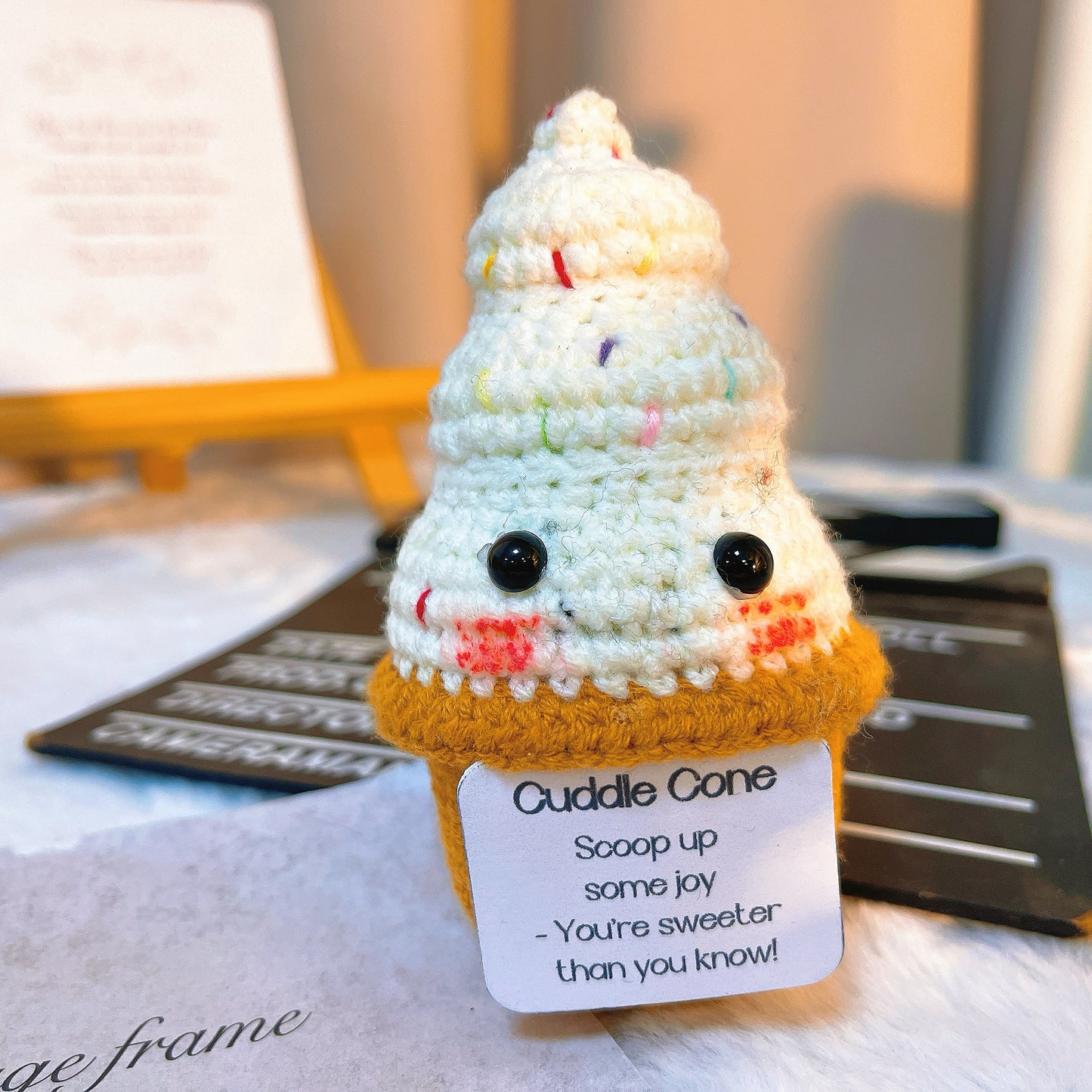 Peluche de glace artisanale avec carte personnalisable - Crème fouettée colorée - Décoration d'intérieur mignonne pour les anniversaires, les célébrations et les amateurs de friandises positives et encourageantes