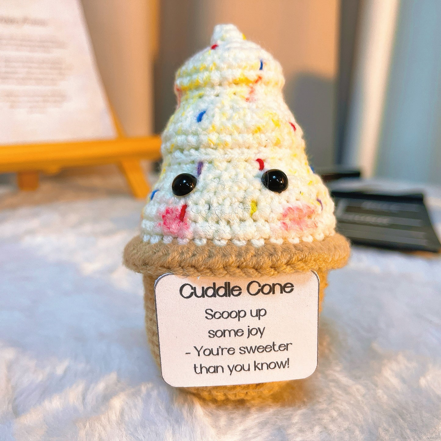 Peluche de glace artisanale avec carte personnalisable - Crème fouettée colorée - Décoration d'intérieur mignonne pour les anniversaires, les célébrations et les amateurs de friandises positives et encourageantes