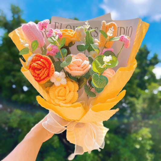 Mazzo fatto a mano a maglia "Serenata Solare" con pompon e tulipani - Splendido regalo per occasioni speciali