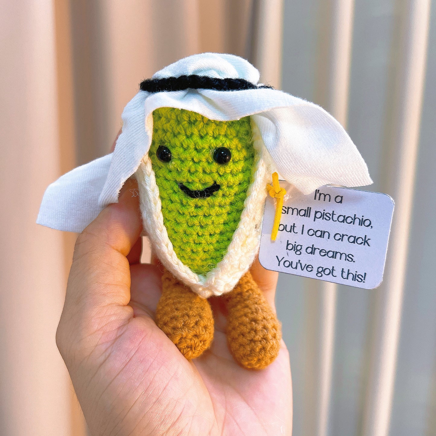 Peluche Principino Pistacchio Uncinetto Fatto a Mano – Bambola di Noci a Maglia con Messaggio Ispiratore, Regalo di Compleanno Personalizzabile, Natale, Laurea, Baby Shower