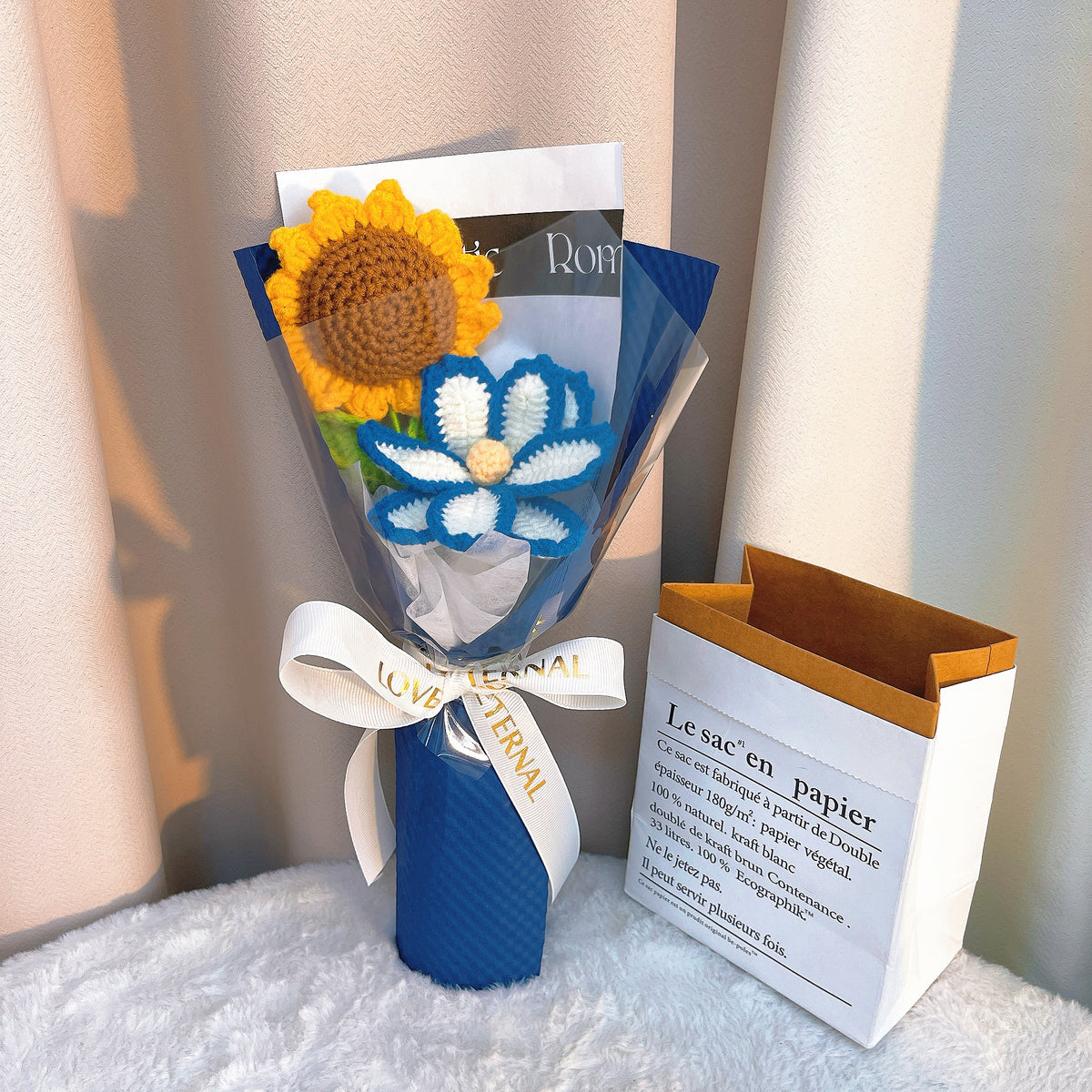 Mountain Sunshine Gehäkelter Sonnenblumen- und Edelweißstrauß – handgefertigtes Arrangement aus Sonnenblumen und Alpenblumen, hypoallergenes Geschenk